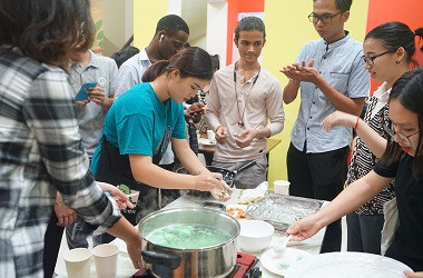 KBRI Hanoi Kenalkan Klepon ke Pelajar Vietnam