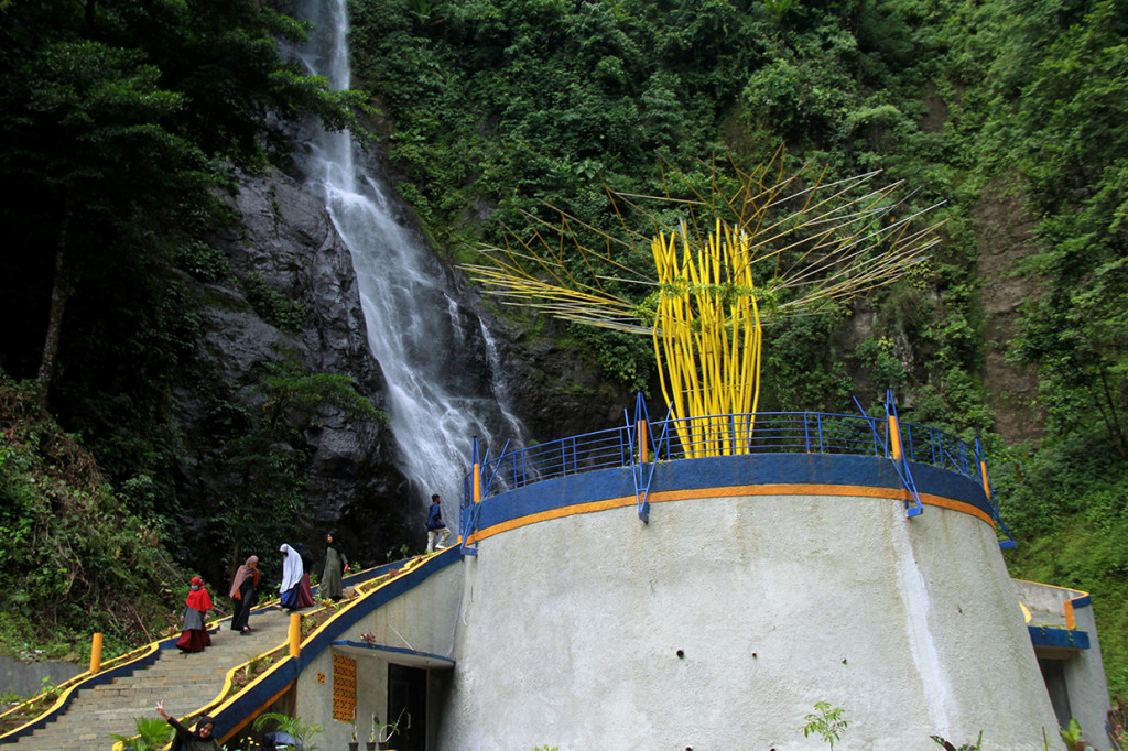 Menikmati Keindahan Air Terjun Tamasapi Mamuju
