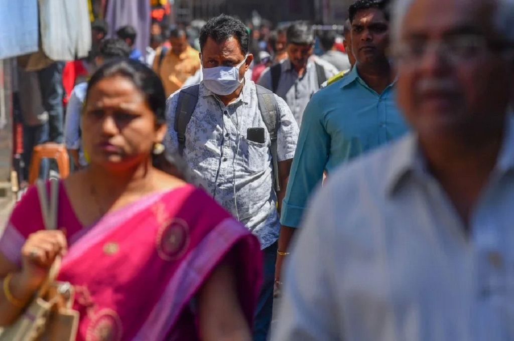 Warga mengenakan masker saat beraktivitas di kota Mumbai, India. (Foto: AFP)
