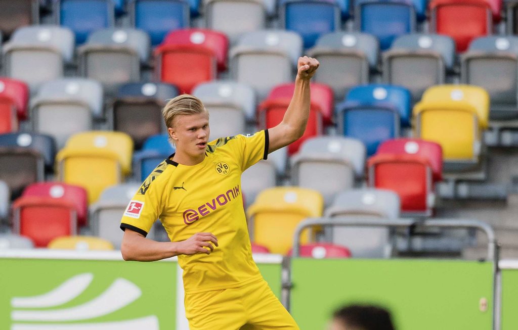 Penyerang Borussia Dortmund, Erling Braut Haaland, merayakan golnya ke gawang Fortuna Dusseldorf (twitter: @BlackYellow)