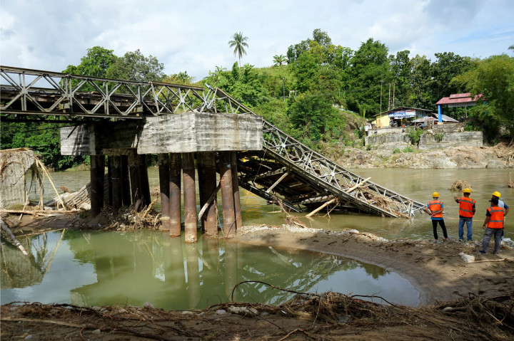 Jembatan Molintogupo di Gorontalo Ambruk Diterjang Banjir