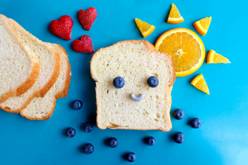 Buat sarapan dengan paduan seni di makanannya atau beri dia kejutan untuk makan lebih banyak makanan super berwarna, yang penuh dengan nutrisi. (Foto: Ilustrasi. Dok. Pexels.com)