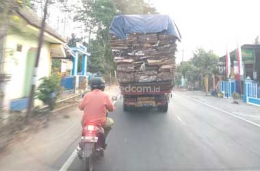 Pentingnya Menjaga Jarak Aman Sepeda Motor saat di Belakang Bus/Truk