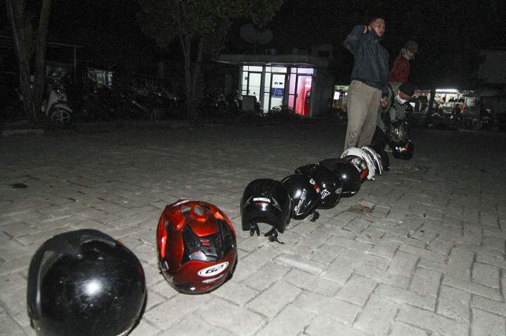 Helm Ikut Antre Perpanjangan SIM di Satpas Pasar Segar Depok