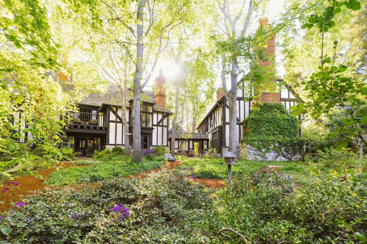 Ariana Grande Beli Rumah Milik Ellen DeGeneres