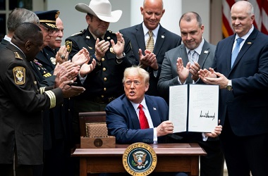 Trump Tandatangani Perintah Eksekutif Reformasi Kepolisian
