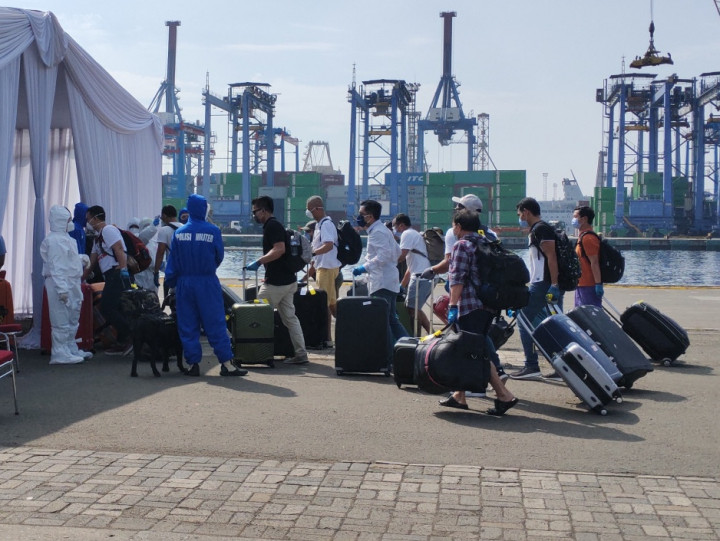 Evakuasi 870 ABK MV Eurodam Dua Gelombang