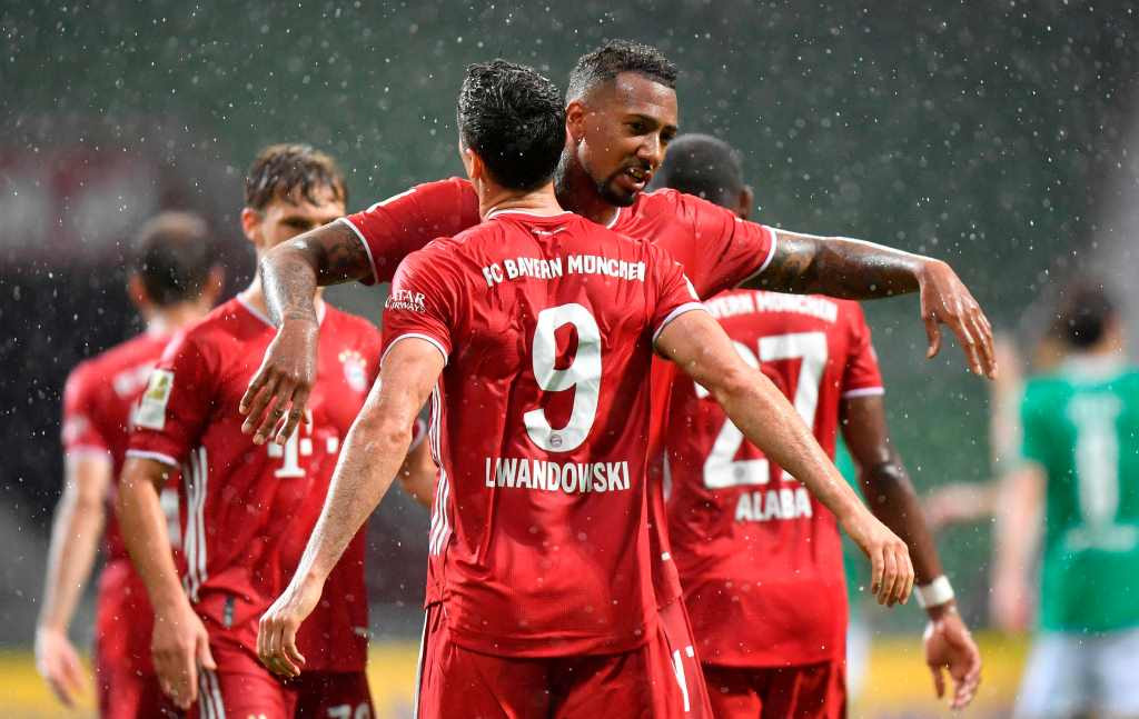 Striker Bayern Muenchen Robert Lewandowski berselebrasi dengan Jerome Boateng usai membobol gawang Werder Bremen (Foto: AFP/Martin Meissner)