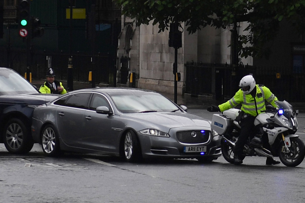 Detik-detik Mobil PM Inggris Tabrakan Beruntun