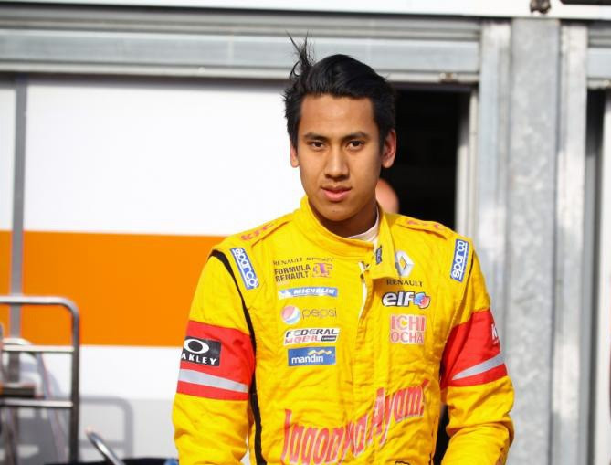 Baju Balap Bersejarah Sean Gelael Terjual Rp100 juta