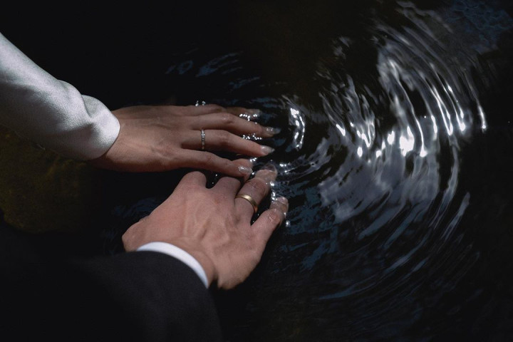 Makna di Balik Foto 'Pernikahan' Tara Basro dan Daniel Adnan