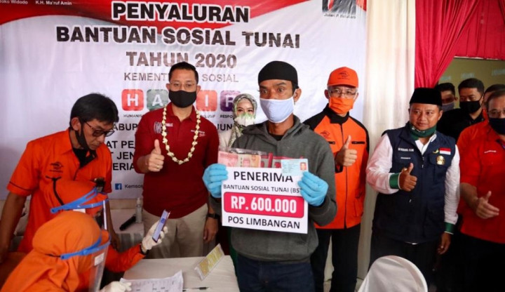 Mensos Juliari Tinjau Penyaluran Bansos Tunai Tahap lll di Garut