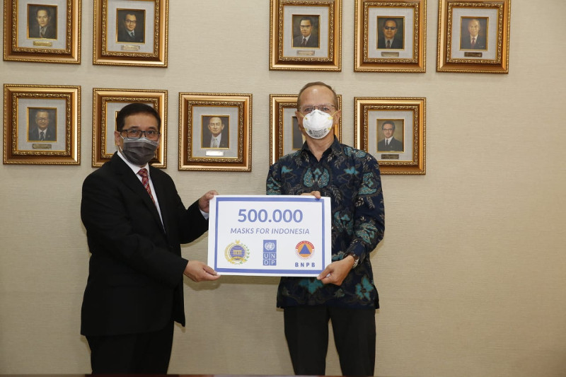 Pemerintah Indonesia menerima bantuan sebanyak 500 ribu masker medis dari Badan Pembangunan PBB (UNDP). Dok. Kementerian Luar Negeri RI