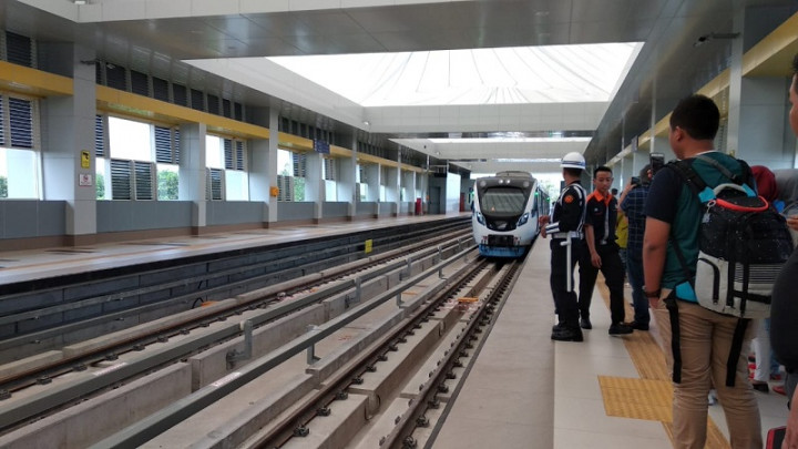 LRT Jakarta Sterilisasi Kereta dengan Sinar Ultraviolet