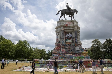 Demonstran North Carolina Robohkan Patung Konfederasi