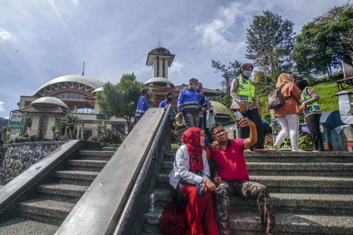 Masjid Atta'awun Ramai Dikunjungi Wisatawan