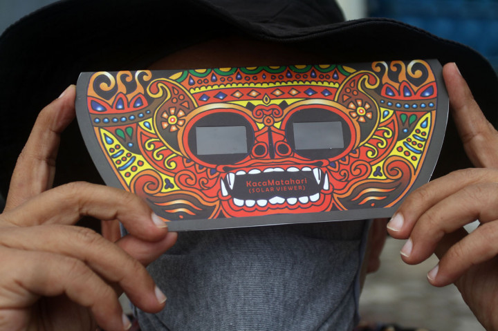 Antusiasme Warga Saksikan Gerhana Matahari