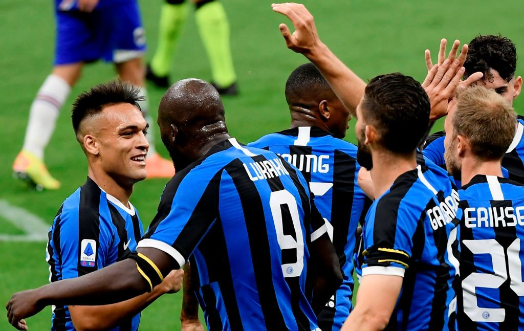 Para pemain Inter Milan merayakan gol Lautaro Martinez (kiri) ke gawang Sampdoria (Foto: AFP/Filippo Monteforte)