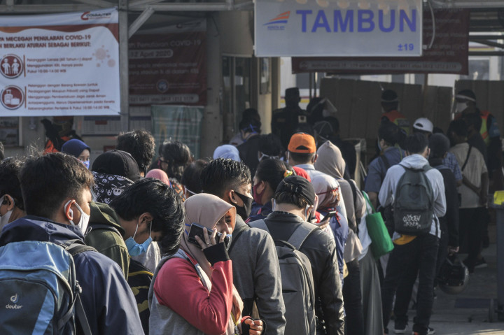 Antrean Penumpang KRL Terjadi di Stasiun Tambun