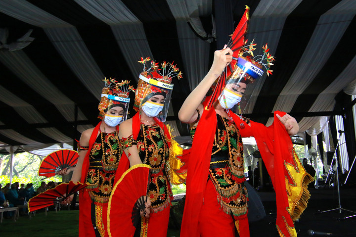 Penari Gandrung Pakai Face Shield dan Masker Saat Pertunjukan