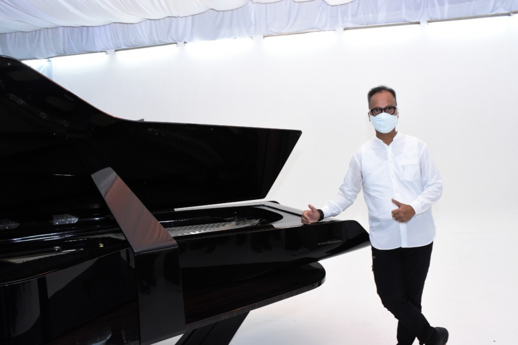 Menteri Perindustrian (Menperin) Agus Gumiwang Kartasasmita mengaku kagum dengan piano buatan dalam negeri. Foto: Dok. Kemenperin