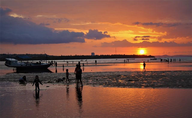 <i>Hangout</i> Seru di Pantai Warna