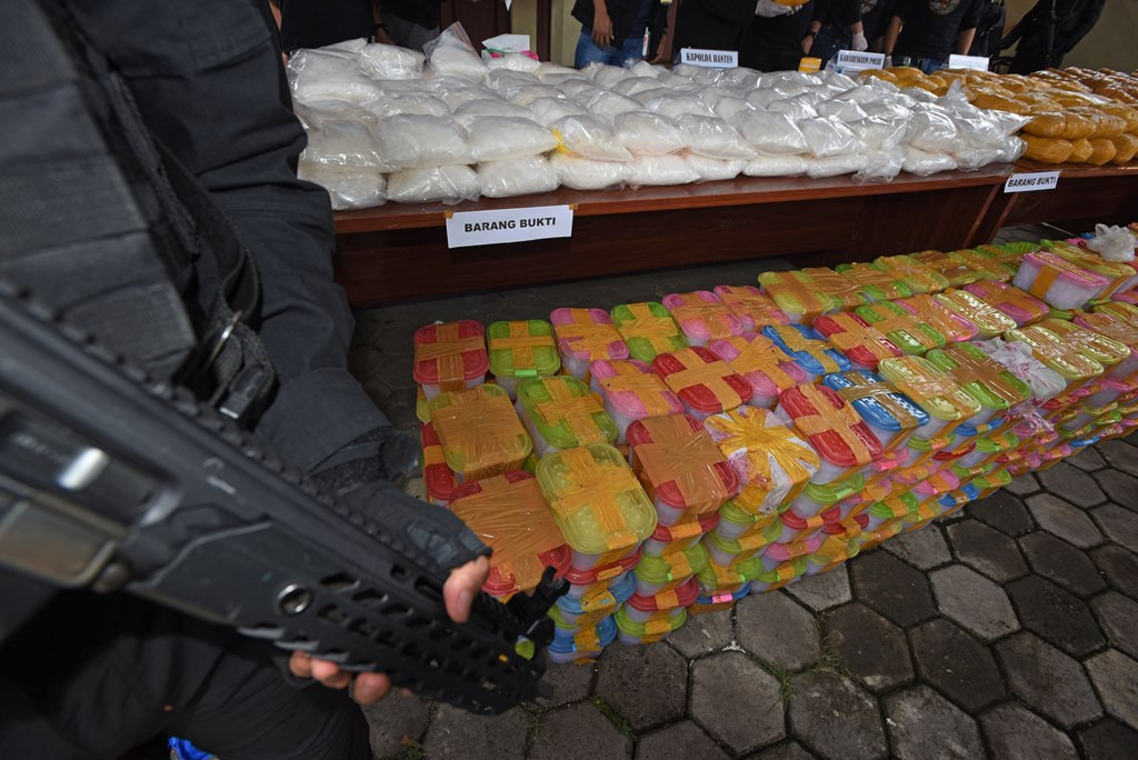 Petugas menjaga ratusan paket sabu saat konferensi pers pengungkapan penyelundupan 821 kilogram sabu di Serang, Banten, Sabtu (23/5/2020). Foto: Antara/Asep Fathulrahman