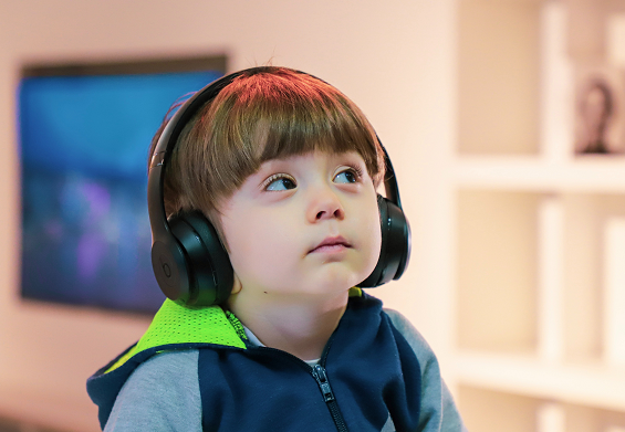 Musik bisa menstimulasi perkembangan sel-sel otak anak. (Foto: Ilustrasi. Dok. Unsplash.com)