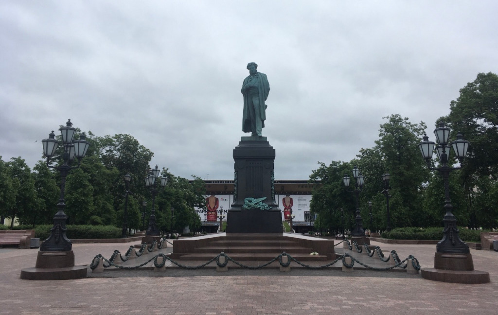 Iwan Jaconiah: Tahun ini perayaan 221 tahun kelahiran penyair agung Rusia, Alexander Pushkin, sangat berbeda. Tak ada pembacaan puisi oleh para penyair, seperti tahun-tahun sebelumnya, akibat Covid-19.