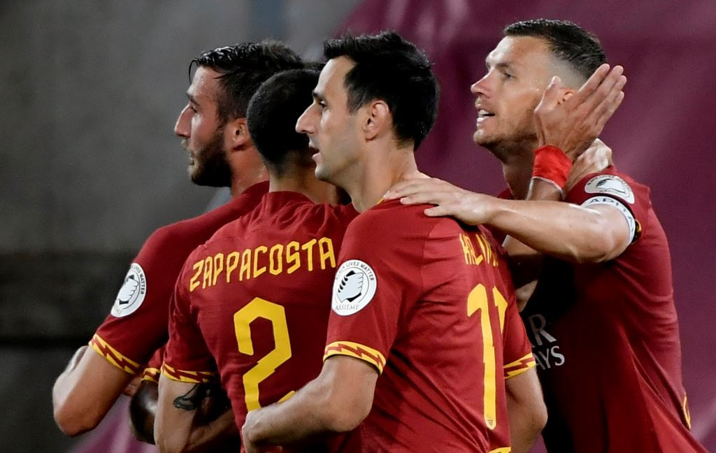 Selebrasi striker AS Roma Edin Dzeko (kanan) bersama rekan-rekan setimnya usai membobol gawang Sampdoria (Foto: AFP/Filippo Monteforte)