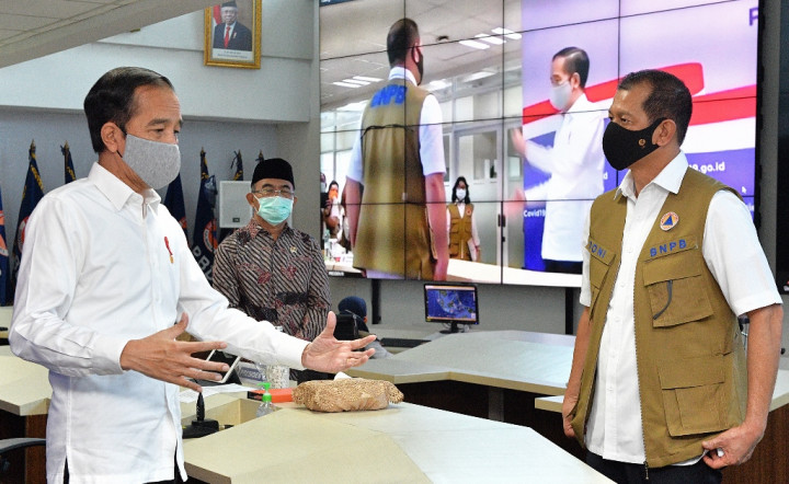 Jokowi Sentil Perseteruan Risma-Khofifah Tangani Covid-19