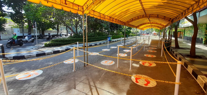 Risma Kaji Protokol Kesehatan di Surabaya <i>Zoo</i>