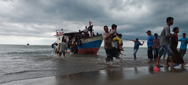Warga Aceh Evakuasi 94 Pengungsi Rohingya ke Darat