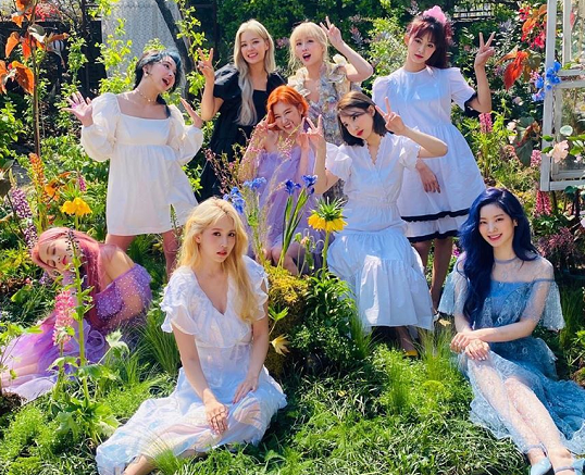 Terinspirasi dari video clip lagu More&More milik girlband Korea 'TWICE' kamu bisa tiru beberapa gaya para personilnya. (Foto: Dok. Instagram/@twicetagram)