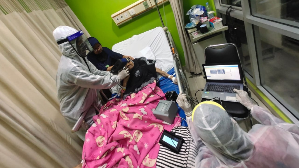 Petugas melayani perekaman data KTP/Dok Sudin Dukcapil Jakarta Utara.