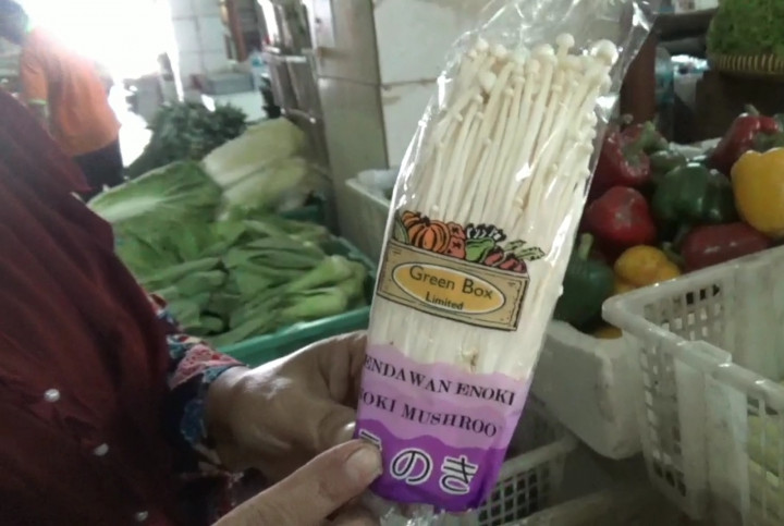 Jamur Enoki Masih Dijual di Pasar Kramat Jati