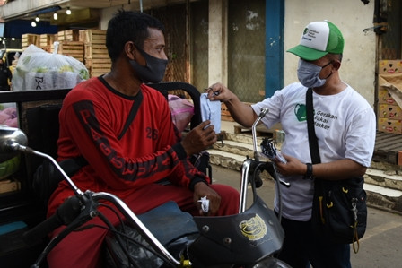 Pembagian masker gratis dalam Gerakan Pakai Masker (GPM) di Pasar Tanah Tinggi, Kota Tangerang - - Foto: Medcom/ Hendrik Simorangkir