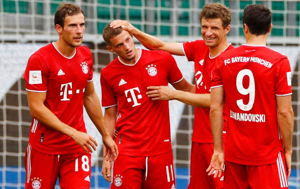 Momen saat para pemain Bayern Muenchen merayakan gol Mickael Cuisance saat menghadapi Wolfsburg (Foto: AFP/Kai Pfaffenbach)