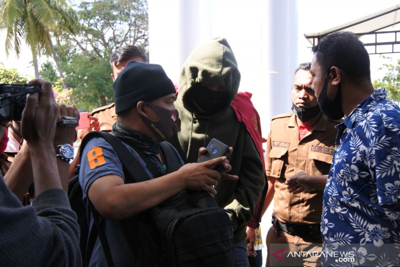 Tim penyidik Kejaksaan Tinggi Nusa Tenggara Timur, mengiring tersangka Stefanus Sulaimen (kedua dari kiri) ketika tiba di Kantor Kejaksaan Tinggi NTT, Minggu (28/6/2020). (Antara/ Benny Jahang)