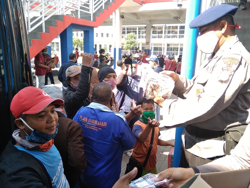 Pembagian masker di Terminal Purabaya, Sidoarjo, Jatim. Medcom.id/Syaikhul Hadi