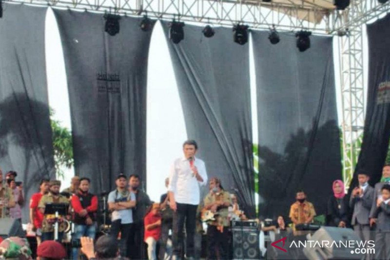 Pedangdut Rhoma Irama tampil di acara khitanan di Desa Cibunian, Kecamatan Pamijahan, Kabupaten Bogor, Jawa Barat, Minggu (28/6/2020). (ANTARA/HO)