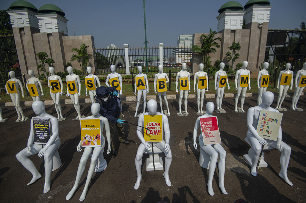 Ketika Puluhan Manekin Demo Tolak Ruu Cipta Kerja Di Dpr