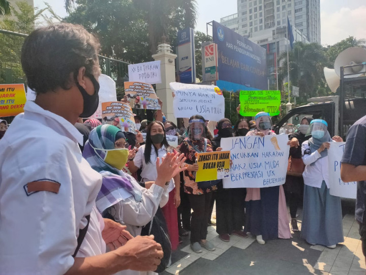 Orang Tua Murid <i>Geruduk</i> Kantor Nadiem Makarim