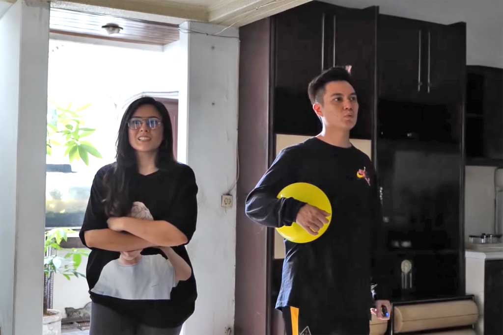 Baim saat mengunjungi kediaman keluarga Wulan Guritno (Foto: YouTube Baim Paula)