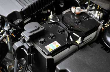 Pentingkah Cabut Aki saat Mobil Lama Nganggur?