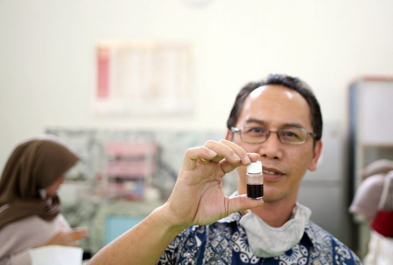 Prof. Dr. I Made Joni, M.Sc., sedang memegang produk “NanoMag PrintG”. Foto: Unpad/Humas