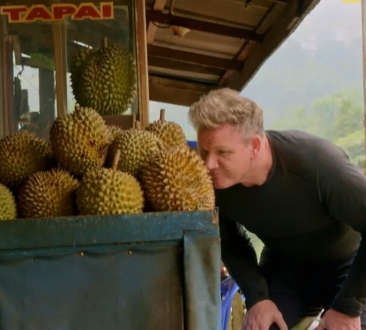 Momen Gordon Ramsay Mencoba Durian Sumatra