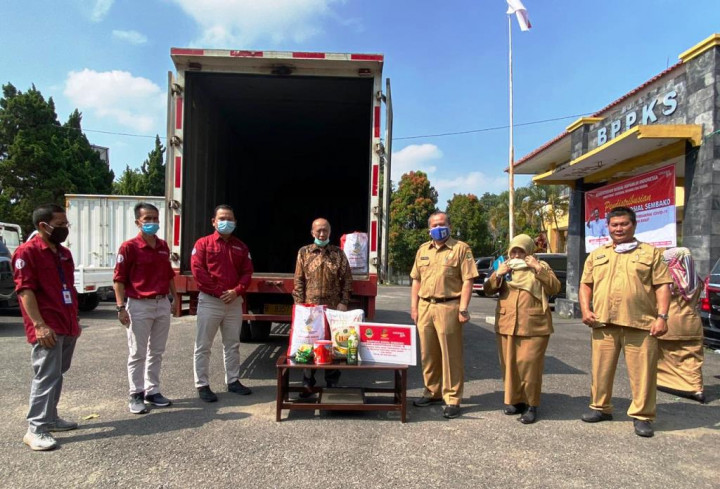 Lansia Terdampak Covid-19 di Jabar Terima Bantuan Sembako
