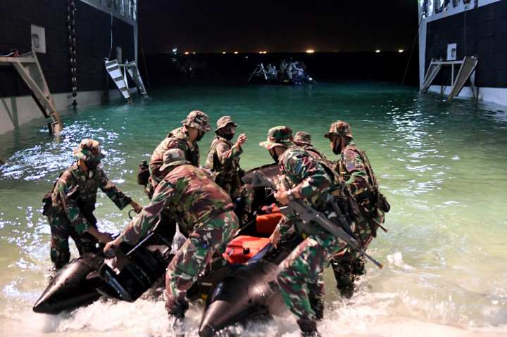 Melihat Latihan Korps Marinir di Pulau Damar