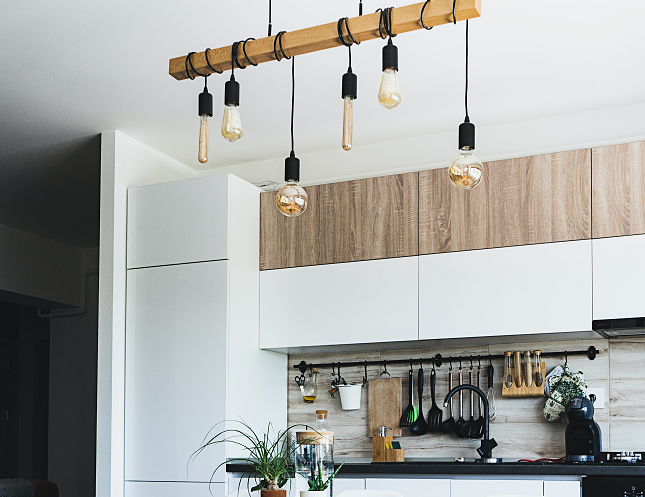 Lampu gantung menjadi pilihan paling populer untuk menjadi kebutuhan dasar di dapur. (Foto: Ilustrasi. Dok. Unsplash.com)